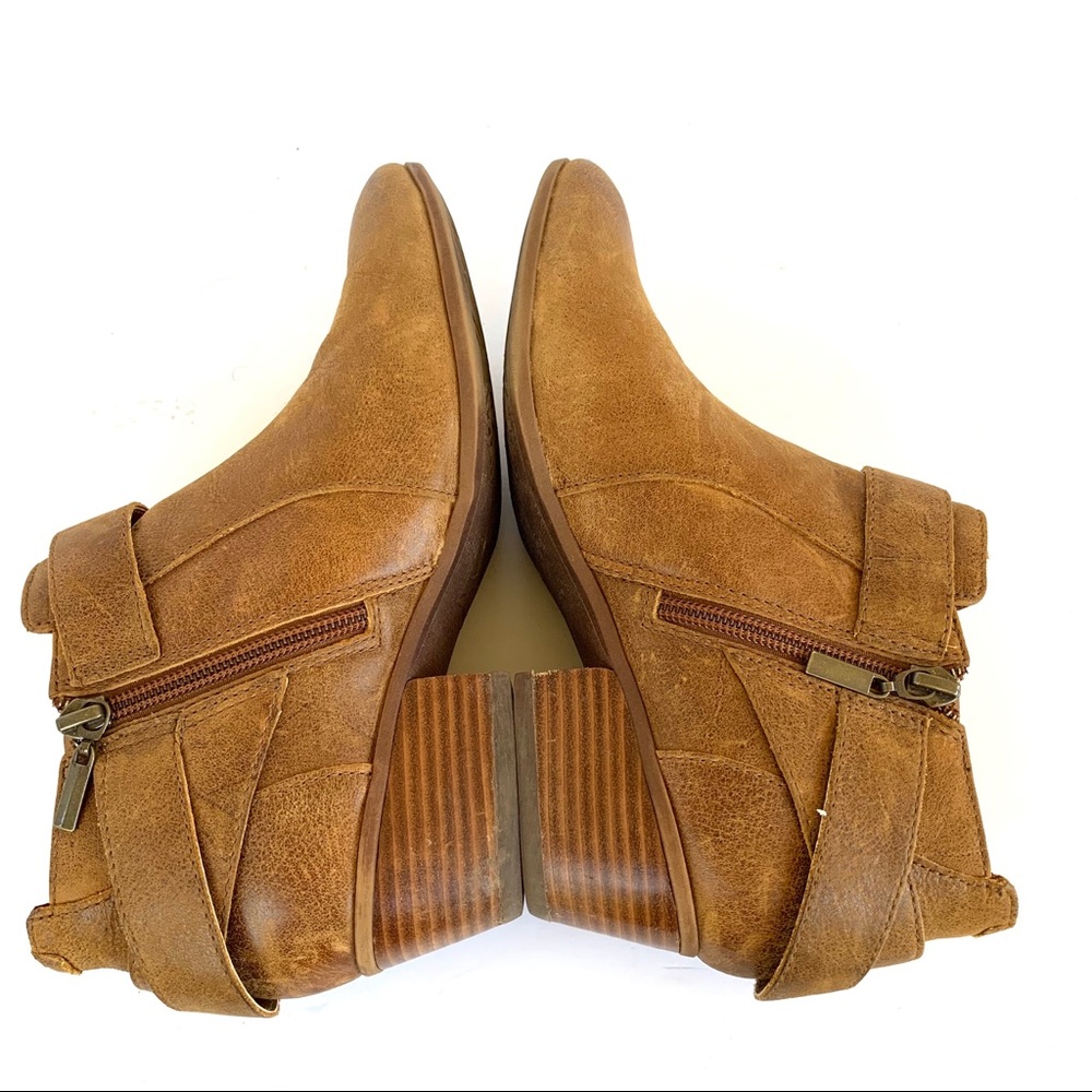 Clark’s Leather Ankle Bootie - Picture 5 of 8